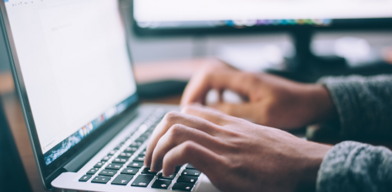 Narzędzia umożliwiające dostosowanie systemu Dynamics 365 do potrzeb użytkownika (widok Osoby piszącej na komputerze)