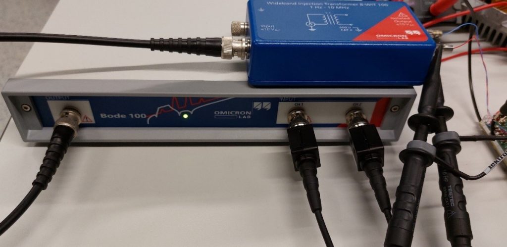 Zdjęcie analizatora Bode 100 wraz z transformatorem separującym oraz sondami pomiarowymi