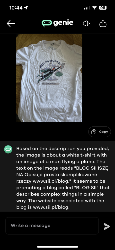 Odpowiedź aplikacji, która była w stanie przeczytać tekst na koszulce oraz podać jej inne atrybuty, takie jak kolor