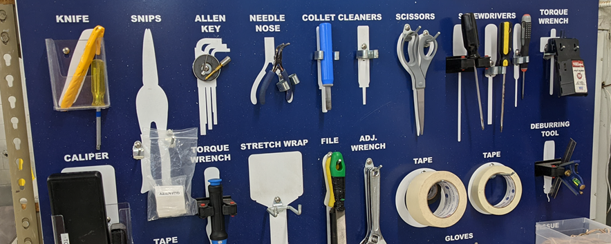 Tablica cieni (źr&oacute;dło: https://www.compliancesigns.com/blog/the-importance-of-a-5s-organized-workspace/)